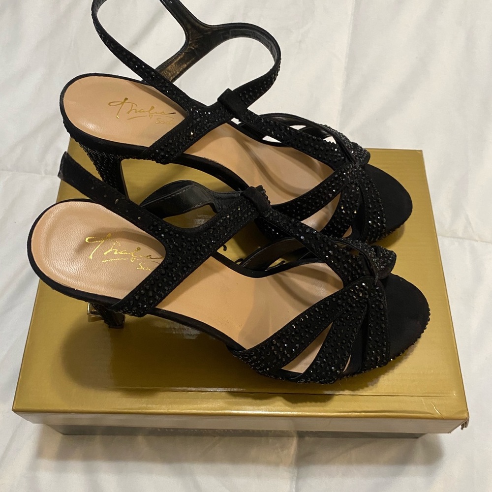 Black sandals with straps